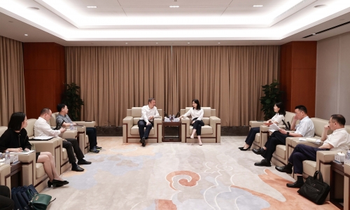 中国银行江苏省分行副行长吴骏莅临尊龙凯时人生就是搏调研