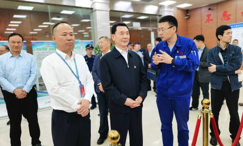 全国人大常委会委员、社会委副主任委员秦生祥莅临尊龙凯时人生就是搏嘉兴石化调研